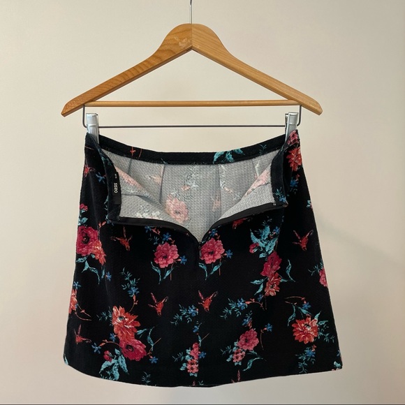 ⭐️HP⭐️ Oasis Floral Mini Skirt - Picture 4 of 5